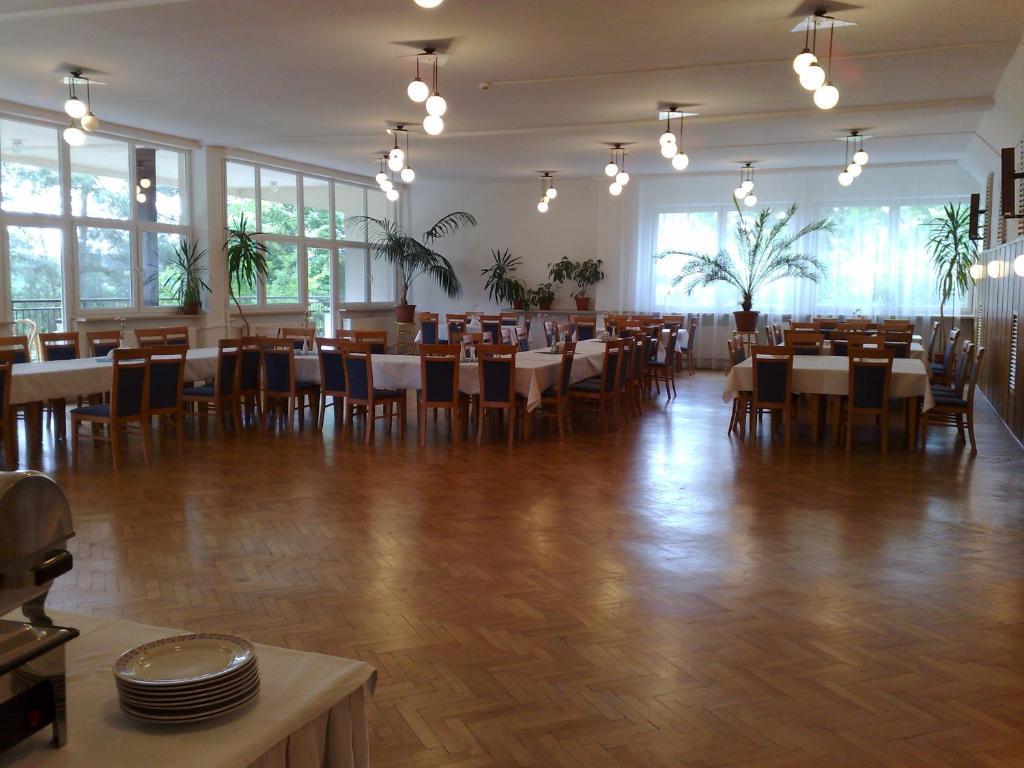 Irss Osrodek Szkoleniowy Hotel Białobrzegi Exterior foto