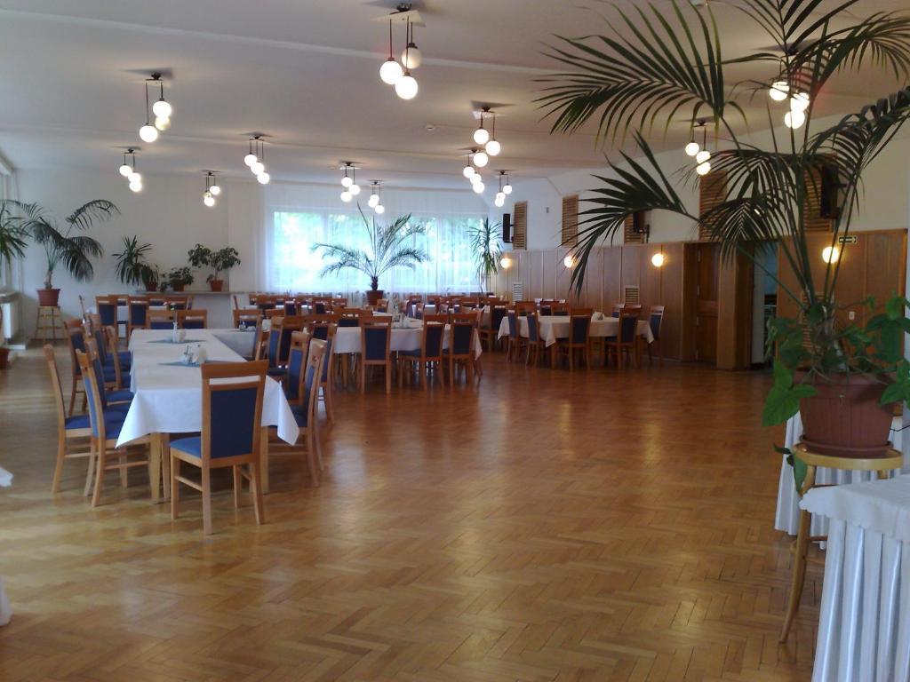 Irss Osrodek Szkoleniowy Hotel Białobrzegi Exterior foto